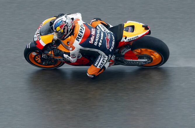 El piloto español de MotoGP, Dani Pedrosa (Honda), durante la segunda sesión de entrenamientos libres disputados en el Circuito Motorland de Alcañiz (Teruel).