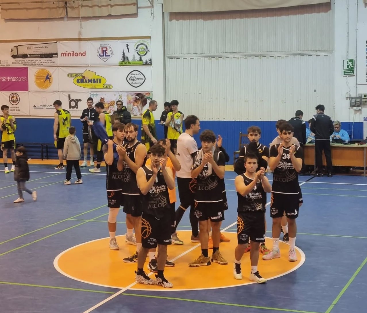 Los jugadores agradeciendo a la afición que se desplazó a Onil el apoyo recibido tras el partido