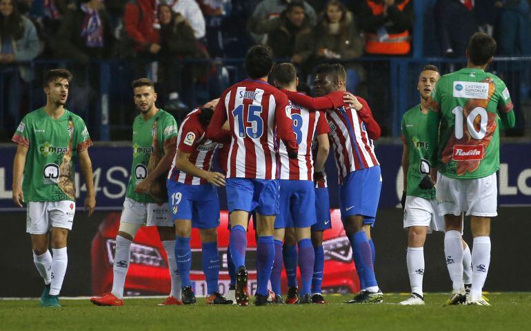 Los jugadores del Atlético celebran el gol de Gaitán al Guijuelo