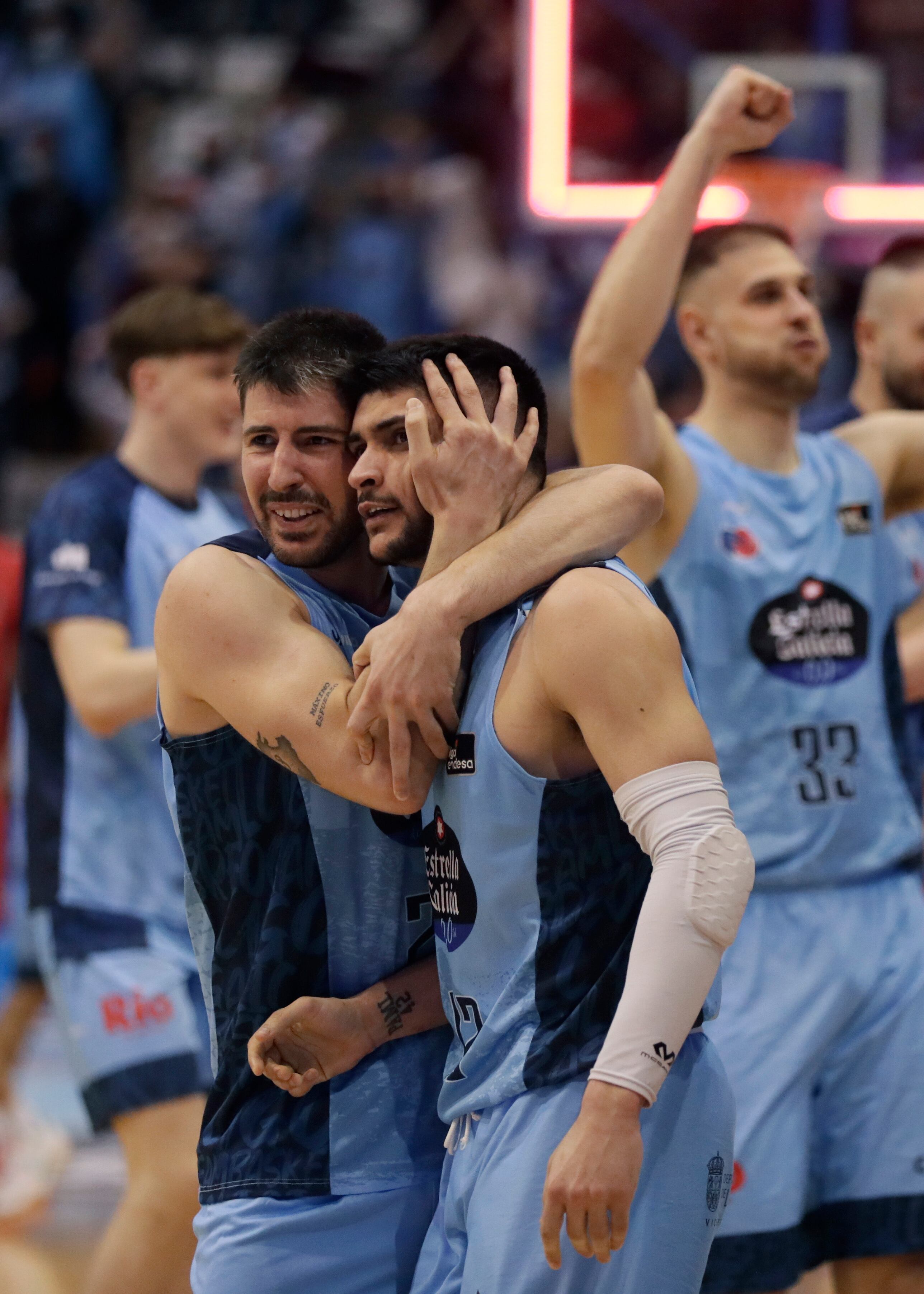 LUGO, 26/03/2022.- Los hermanos Quintela, del Breogan, sé abrazan celebrando la ajustada victoria tras el partido de la jornada 26 de Liga ACB que Río Breogán y Monbus Obradoiro jugaron hoy sábado en el Pazo dos Deportes de Lugo. EFE/Eliseo Trigo
