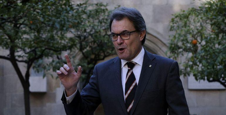 GRA032. BARCELONA, 30/12/2014.- El presidente de la Generalitat, Artur Mas, a su llegada a la reunión semanal del gobierno catalán, la última de este año. EFE/Alberto Estévez
