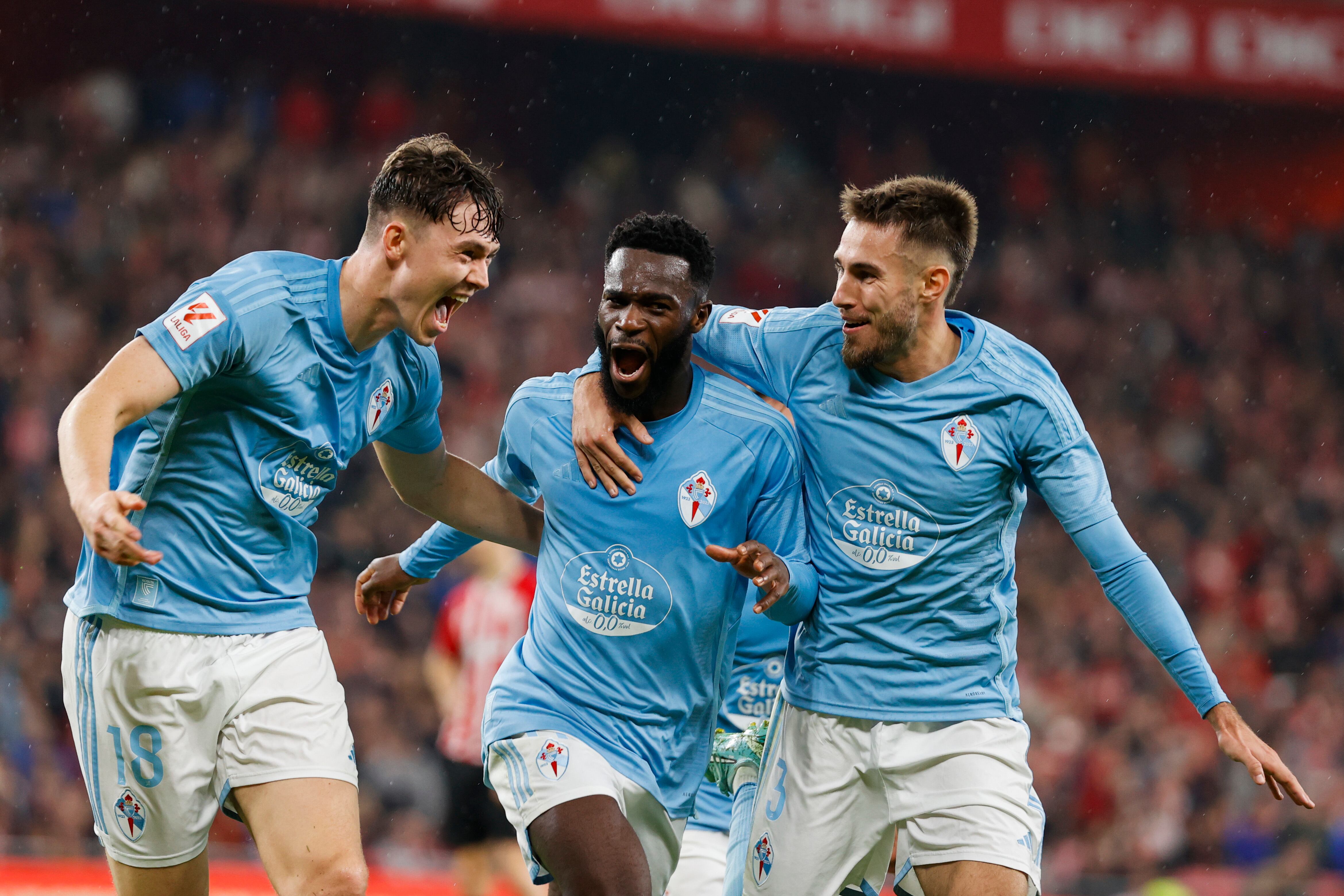 BILBAO (ESPAÑA), 10/11/2023.- El delantero costamarfileño del Celta de Vigo Jonathan Bamba (c) celebra su gol, segundo de su equipo, durante el partido correspondiente a la jornada 13 de LaLiga que Athletic Club y Celta de Vigo disputan este viernes en el Estadio de San Mamés. EFE/ Luis Tejido
