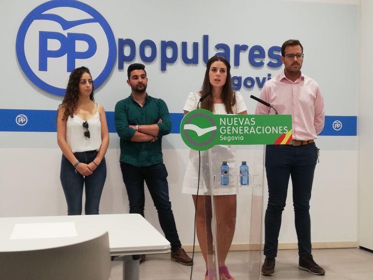 Elena Rincón, presidenta de NNGG Segovia, acompañada por miembros de la organización