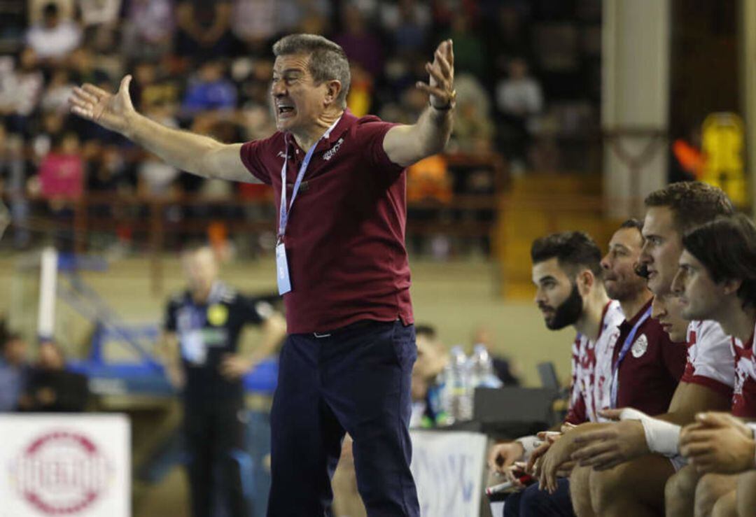 Manolo Cadenas, a pie de banquillo