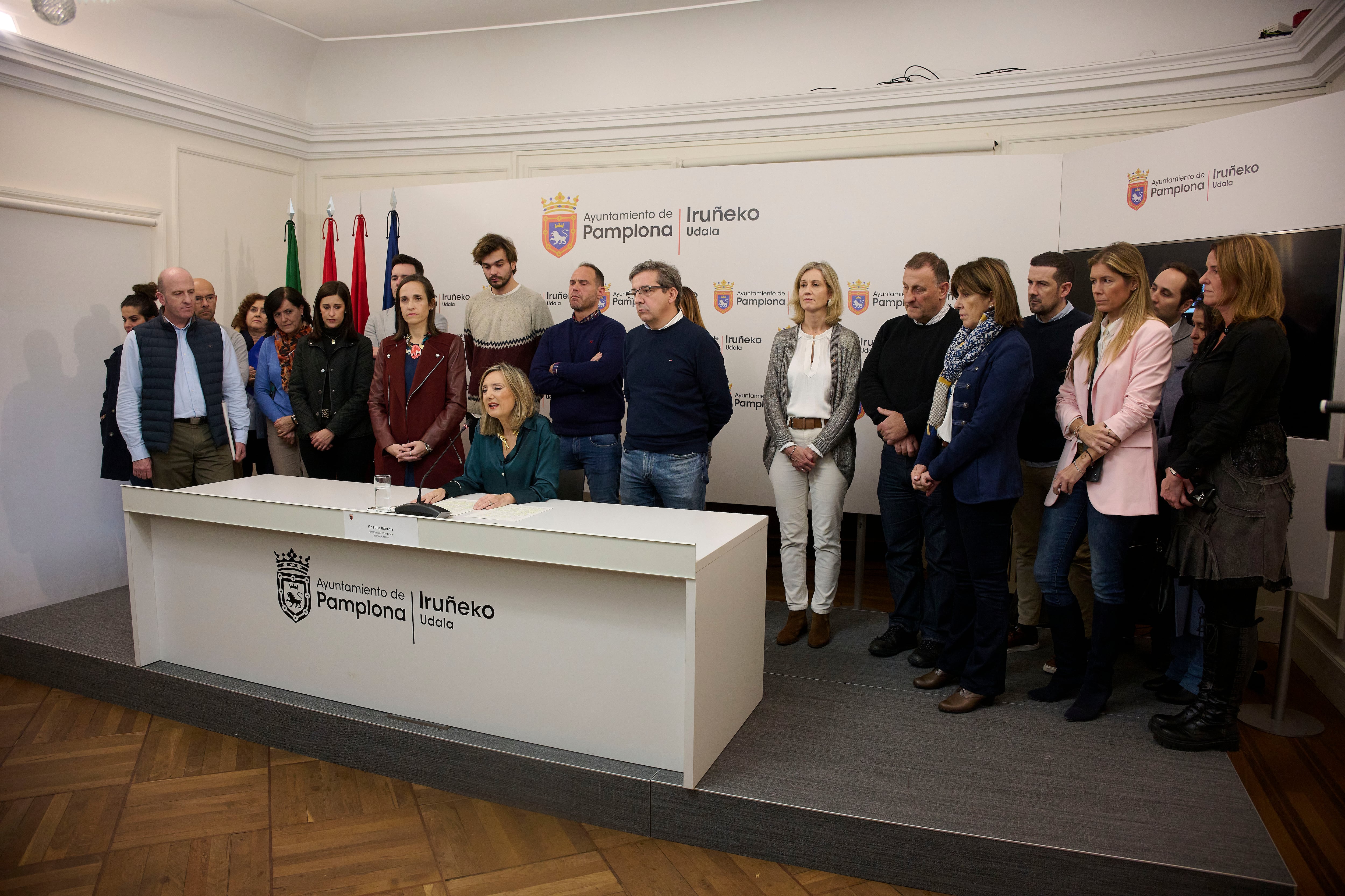 La alcaldesa de Pamplona, la regionalista Cristina Ibarrola, durante la rueda de prensa con el apoyo de todo su equipo en el Ayuntamiento de Pamplona, ante la moción de censura