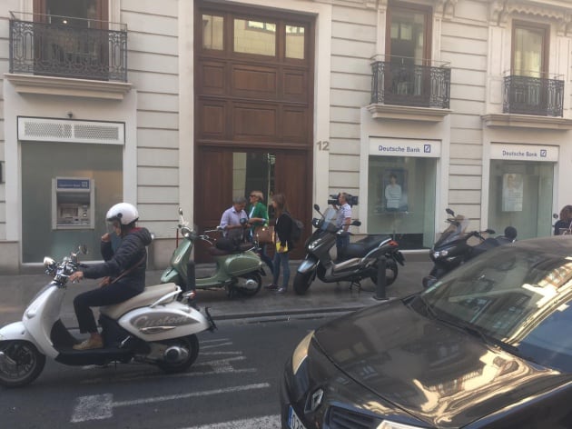 Una cámara de televisión aguarda este martes en la puerta del domicilio de Eduardo Zaplana en Valencia.