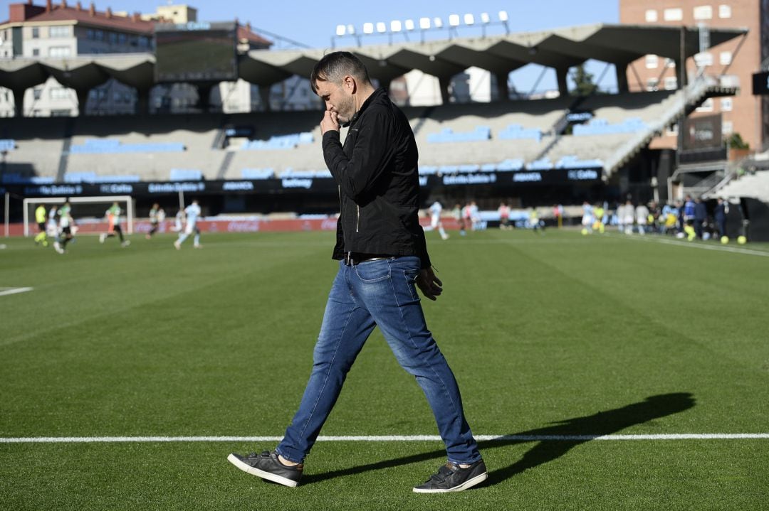 Eduardo Coudet abandona el césped de Balaídos tras su expulsión durante el partido ante el Betis