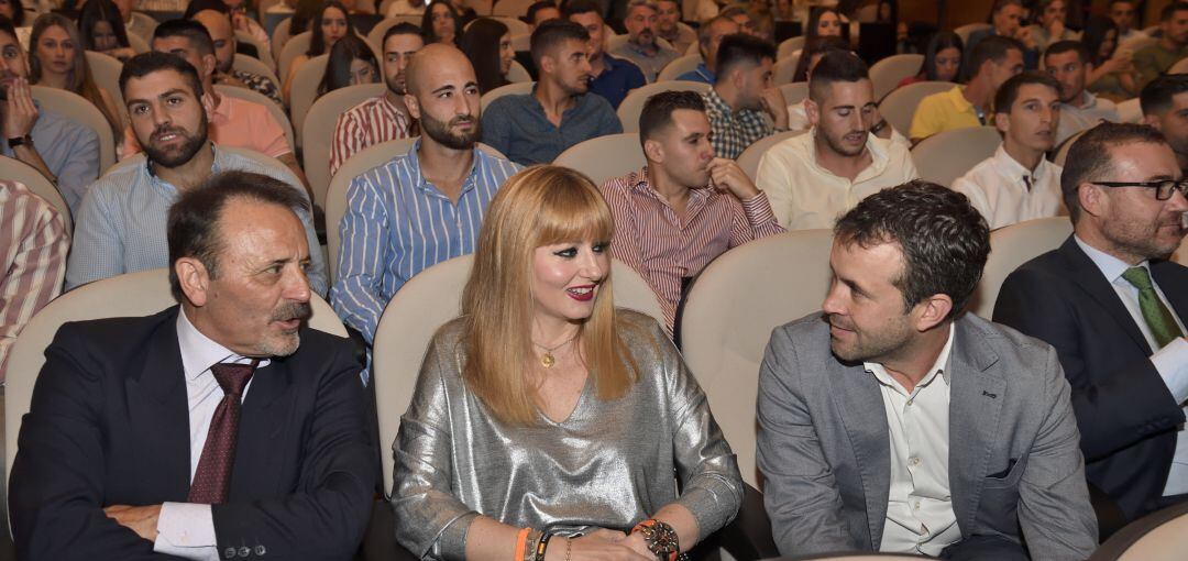 María Cantos y Julio Millán, candidatos de Ciudadanos y Partido Socialista a la alcaldía del Ayuntamiento de Jaén, sentados juntos en los Premios 'Juego Limpio'.