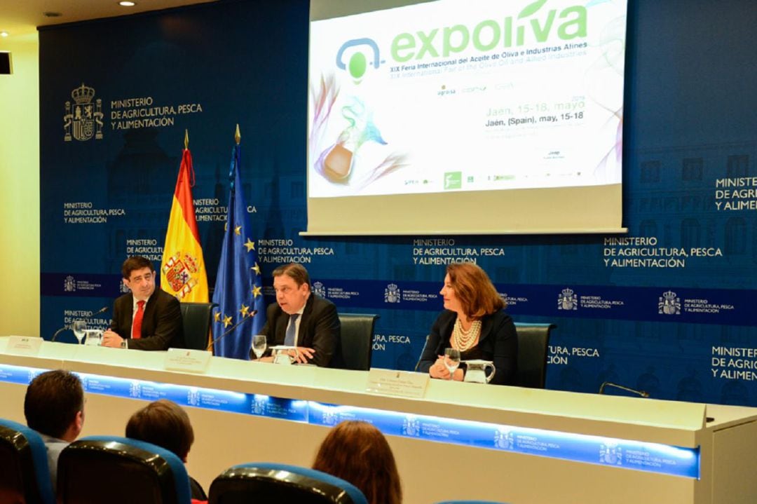 Francisco Reyes, Presidente de Diputación de Jaén, Luis Planas, Ministro de Agricultura en funciones y Carmen Crespo, Consejera de Agricultura