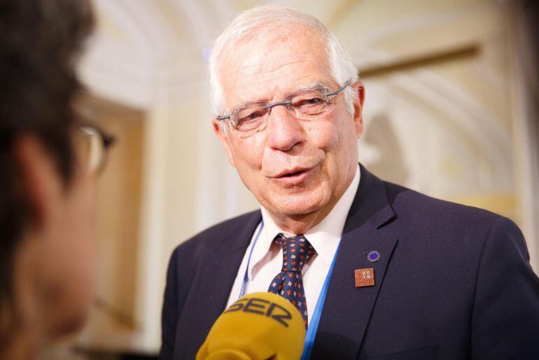 El ministro de Exteriores español, Josep Borrell, atendiendo a los medios.