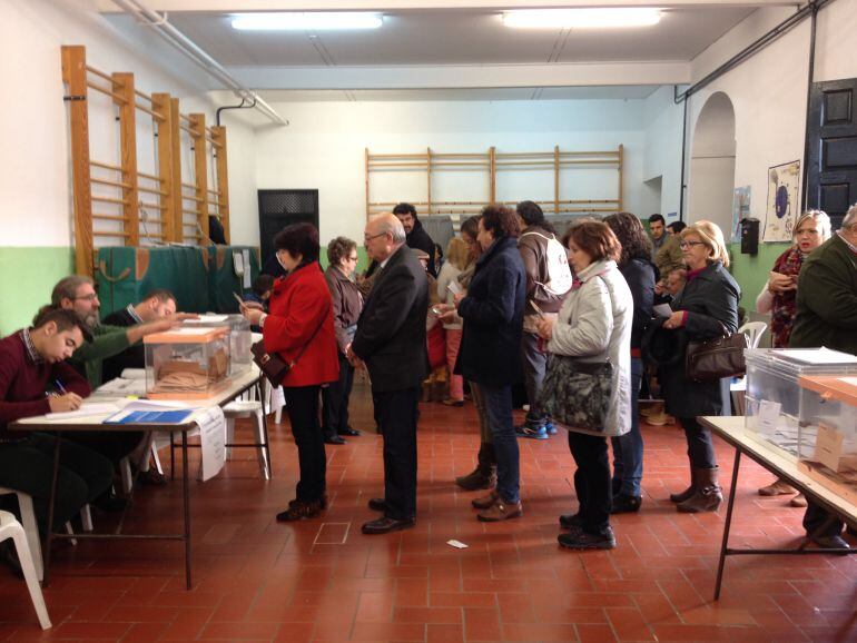 Varios ciudanos guardan cola para votar en el CEIP San Lorenzo. 