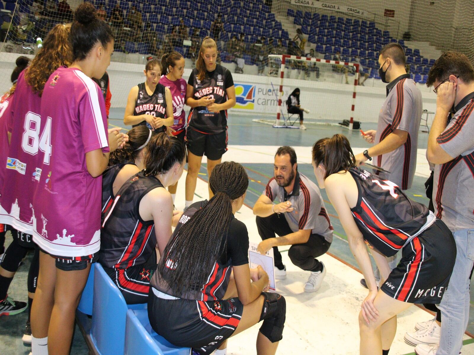 Jugadoras y técnicos del equipo lanzaroteño en un tiempo muerto.