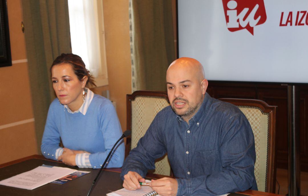 Los concejales Ana Peñalosa y Ángel Galindo durante la presentación de su propuesta para el pleno del día 31