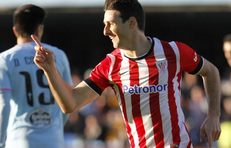 El jugador del Athletic de Bilbao Aduriz, celebra el segundo gol de su equipo durante el partido de ida de los octavos de final de la Copa del Rey de Fútbol que disputaron colntra el Celta de Vigo en el estadio de Balaidos