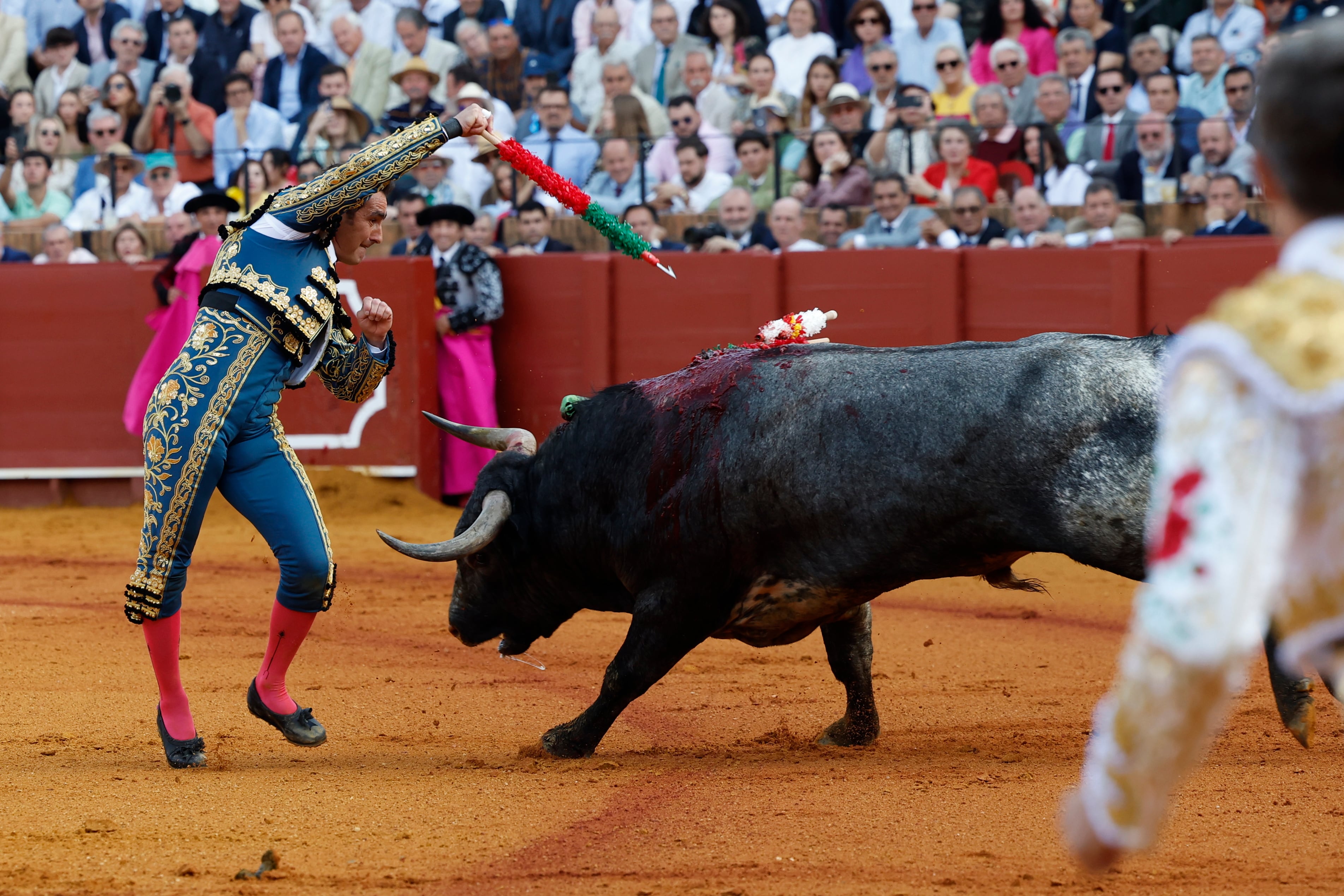 SEVILLA, 21/04/2024.- El diestro David Fandila &quot;El Fandi&quot; coloca una banderilla a su primer toro en el último festejo de la Feria de Abril, hoy domingo en la Real Maestranza de Sevilla, con toros de Miura. EFE/Julio Muñoz
