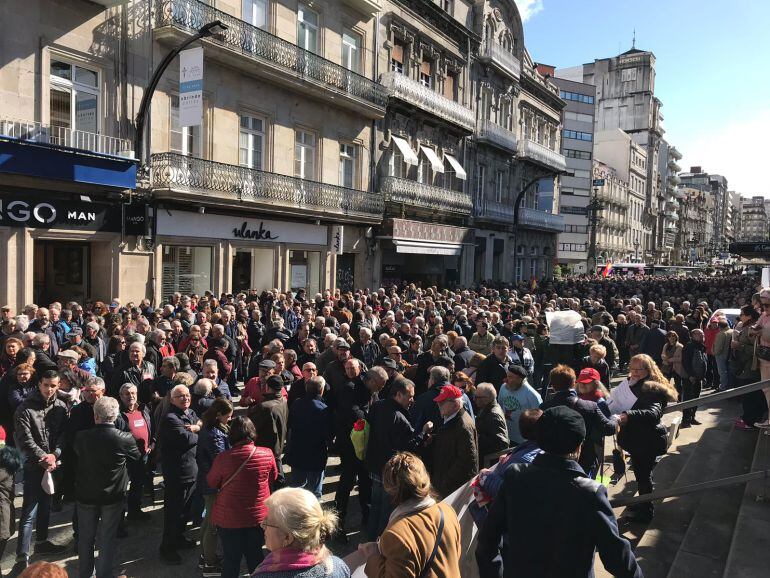 Cientos de personas se reunieron ante el Marco para protestar por las pensiones