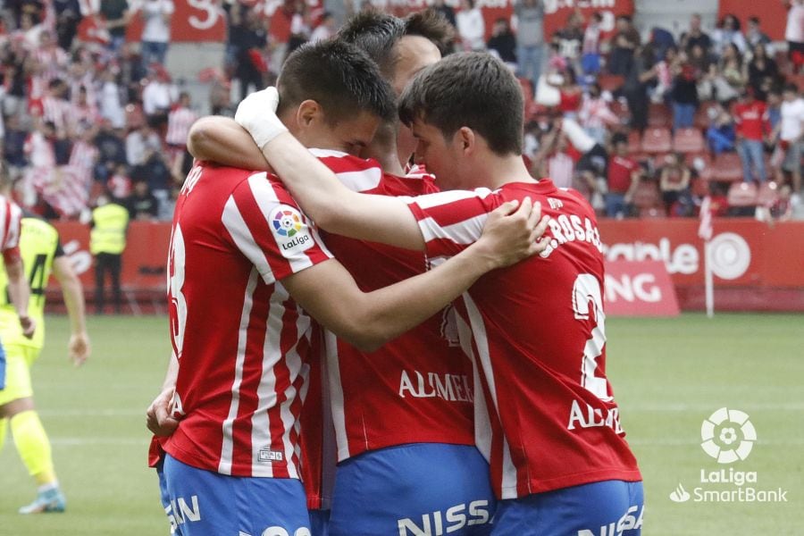 Los jugadores del Sporting celebran el segundo gol al Girona.