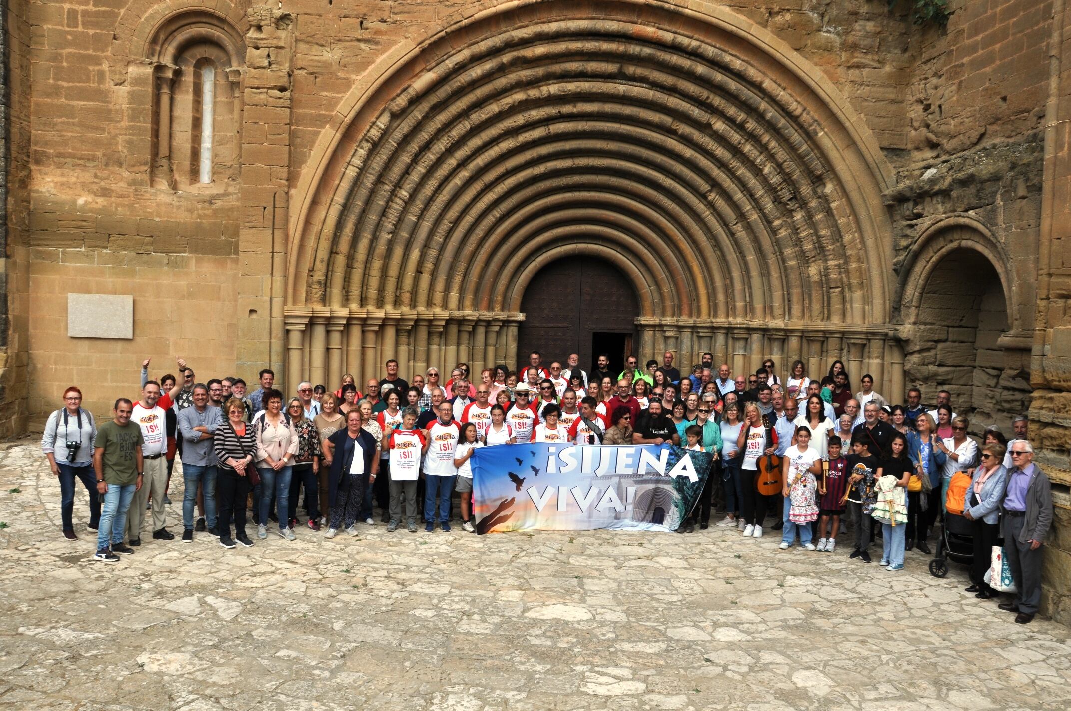Participantes en una edición anterior de Sijena Viva, a las puertas del monasterio