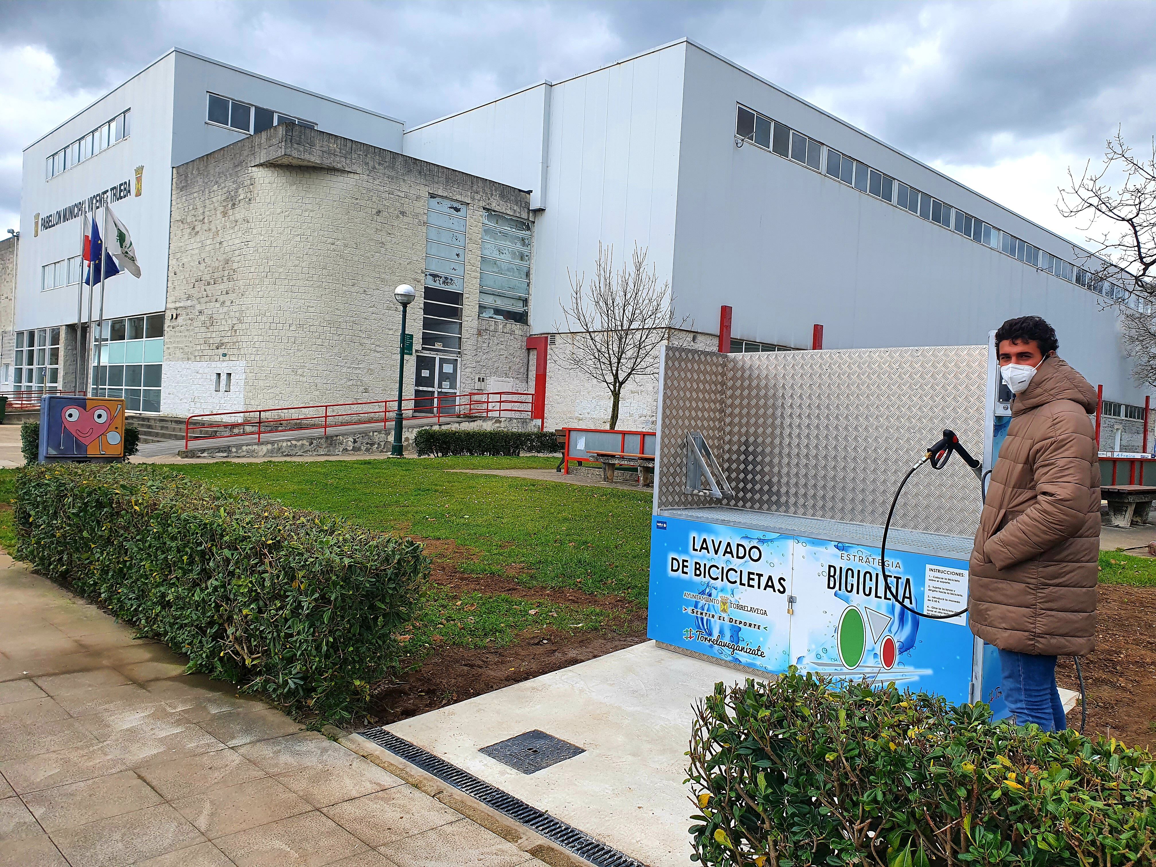 El concejal de Deportes muestra el nuevo lavadero de bicicletas instalado junto al pabellón Vicente Trueba.