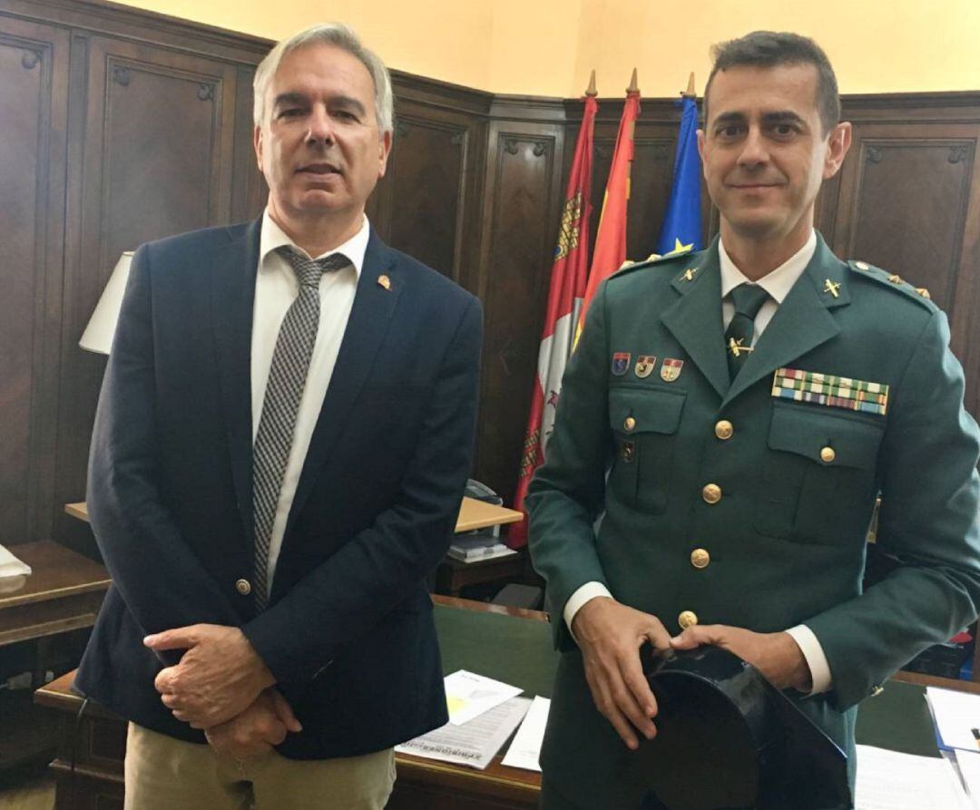 El jefe de la Comandancia de la Guardia Civil de Palencia, Rafael Campos Barquín junto al subdelegado del Gobierno