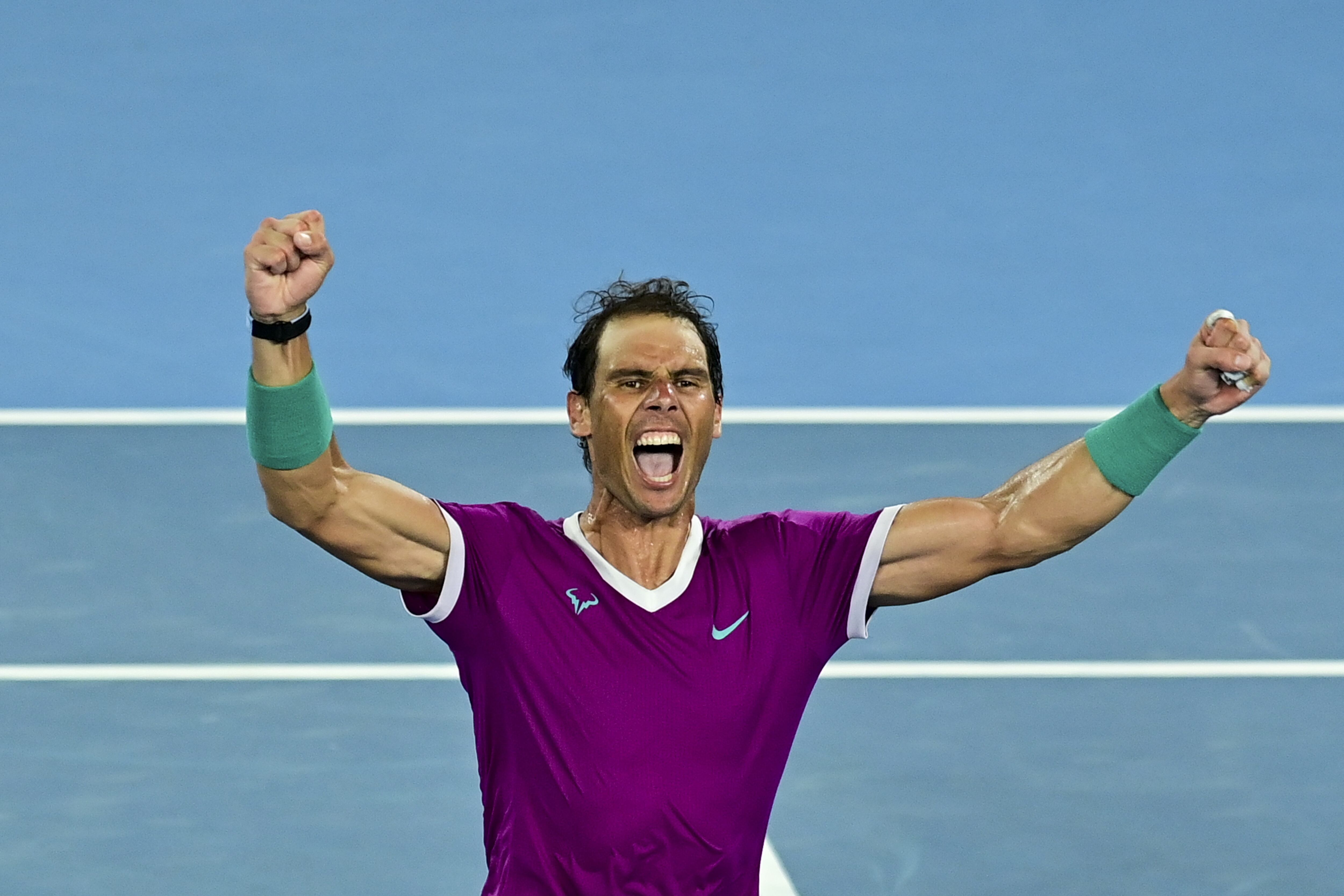 -FOTODELDÍA- Melbourne (Australia), 30/01/2022.- En una final épica que formará parte de la historia del tenis, el español Rafael Nadal se sobrepuso a la pérdida de los dos primeros sets contra el ruso Daniil Medvedev para conquistar el Abierto de Australia por 2-6, 6-7(5), 6-4, 6-4 y 7-5 y convertirse en el primer jugador de la historia que gana 21 títulos Grand Slam. EFE/ Joel Carrett PROHIBIDO SU USO EN AUSTRALIA Y NUEVA ZELANDA