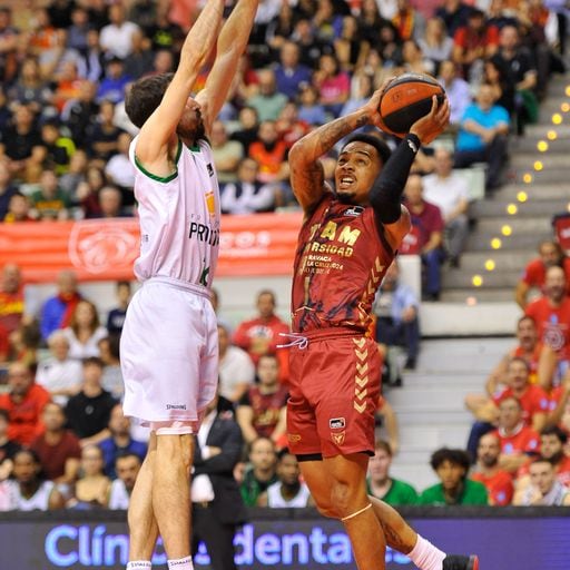 Jordan Davis con el balón