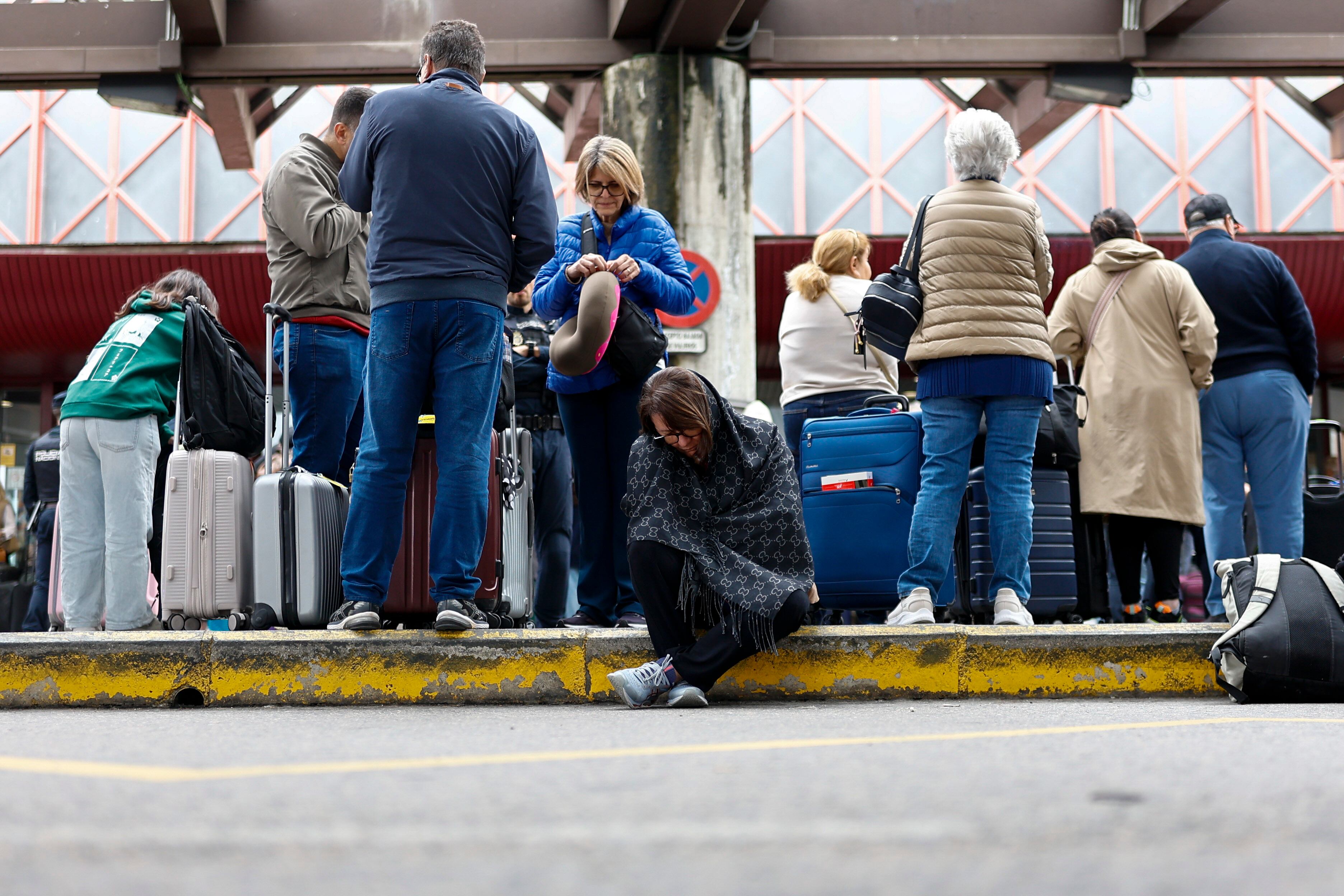 Viajeros aguardan en la Estación de Tren de Atocha tras verse afectado el servicio de alta velocidad por un robo de cable