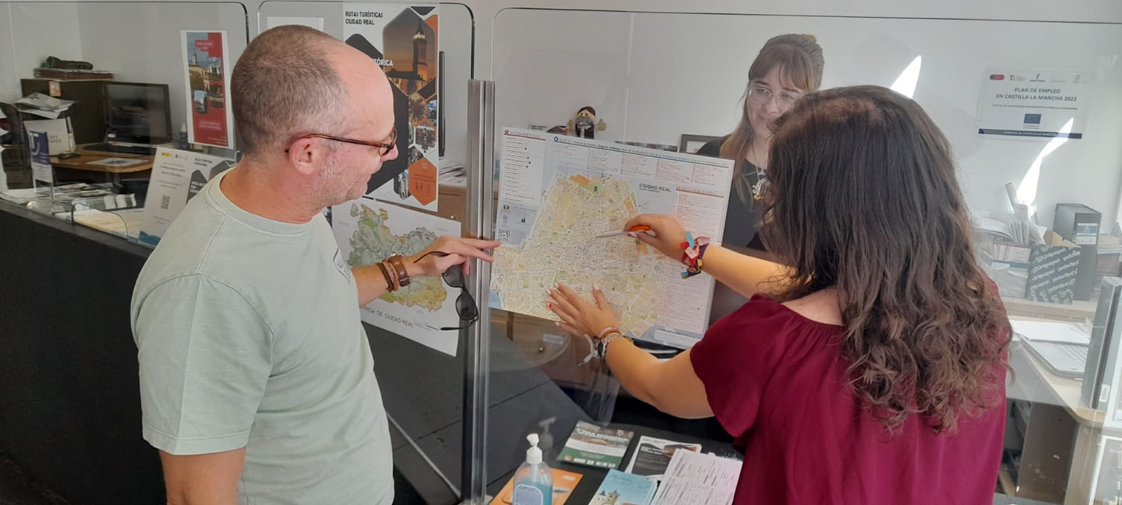 Turistas de Barcelona de visita este puente en Ciudad Real