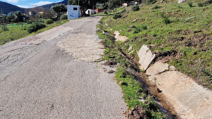 Vecinos de Chorrosquina denuncian abandono tras un corrimiento de tierras en Algeciras