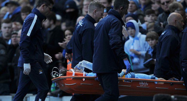 Manchester City&#039;s Spanish midfielder David Silva (C) is carried off the field on a stretcher injured after taking a knock in the face in a challenge with West Ham United&#039;s Senegalese midfielder Cheikhou Kouyate during the English Premier League football m