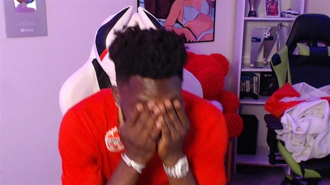 Captura de Alphonso Davies, emocionado en su canal de Twitch.