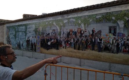 Carlos Garrido explicando su obra