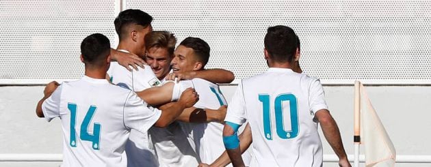 Los jugadores del Real Madrid Castilla celebran un gol