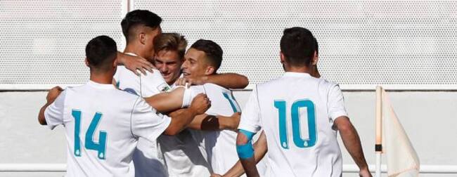 Los jugadores del Real Madrid Castilla celebran un gol