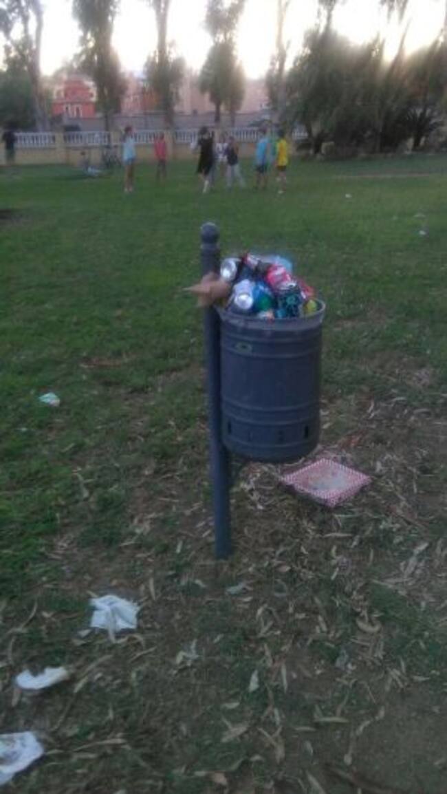Así estaban las papeleras todo el fin de semana en el paruqe de Campo de Golf.