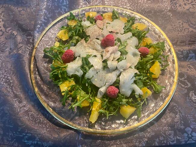 RÚCULA CON CARPACCIO DE BACALAO AHUMADO