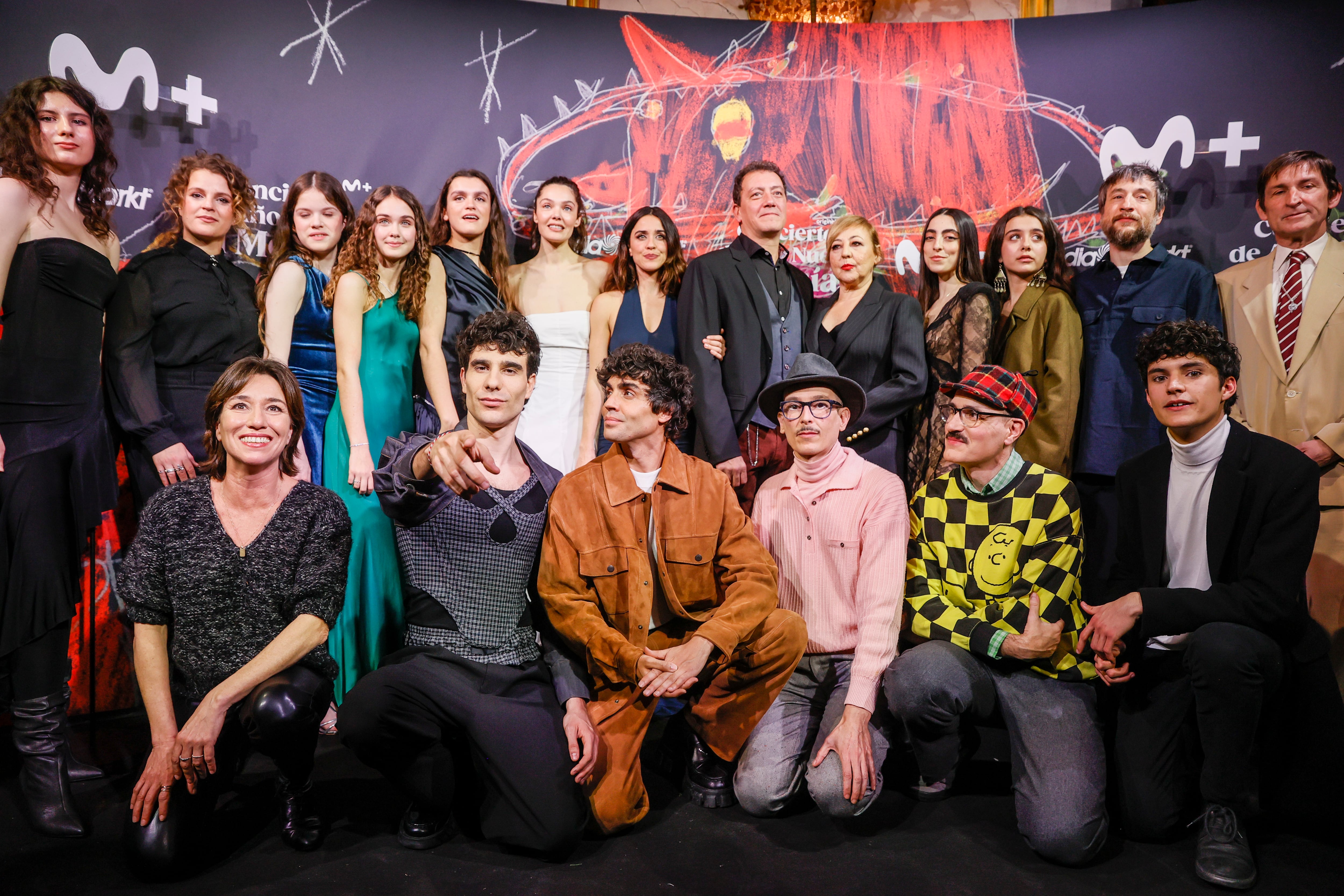 Los directores, Javier Calvo (2i abajo) y Javier Ambrossi (c-abajo), &quot;Los Javis&quot;, posan con el reparto y músicos de la serie a su llegada al photocall y posterior concierto de Stella Maris, grupo musical de la serie La Mesías