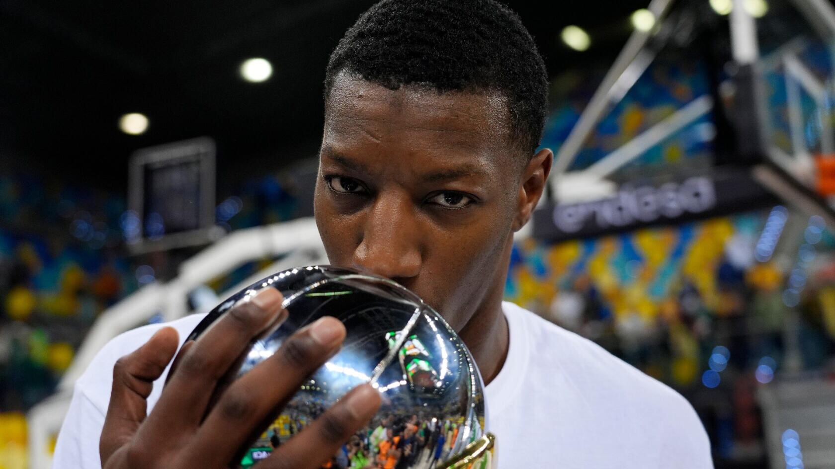 El pívot Yankuba Sima con uno de los trofeos conquistados con el Unicaja