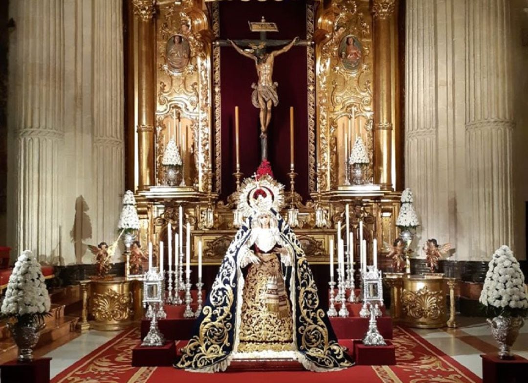 El Cristo del Amor y la Virgen del Socorro en su altar de la Colegial del Salvador