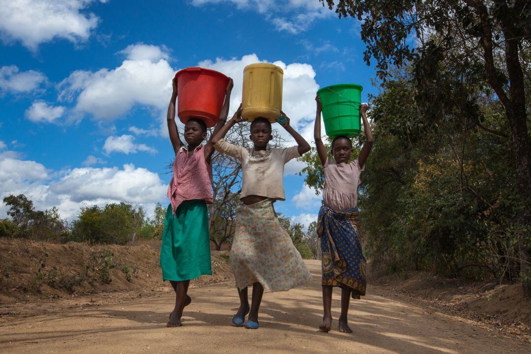 Niñas en busca de agua.