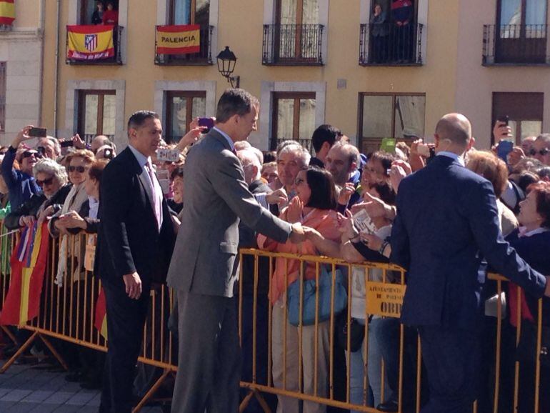 El Rey Felipe VI saluda a los palentinos a su llegada a la Catedral