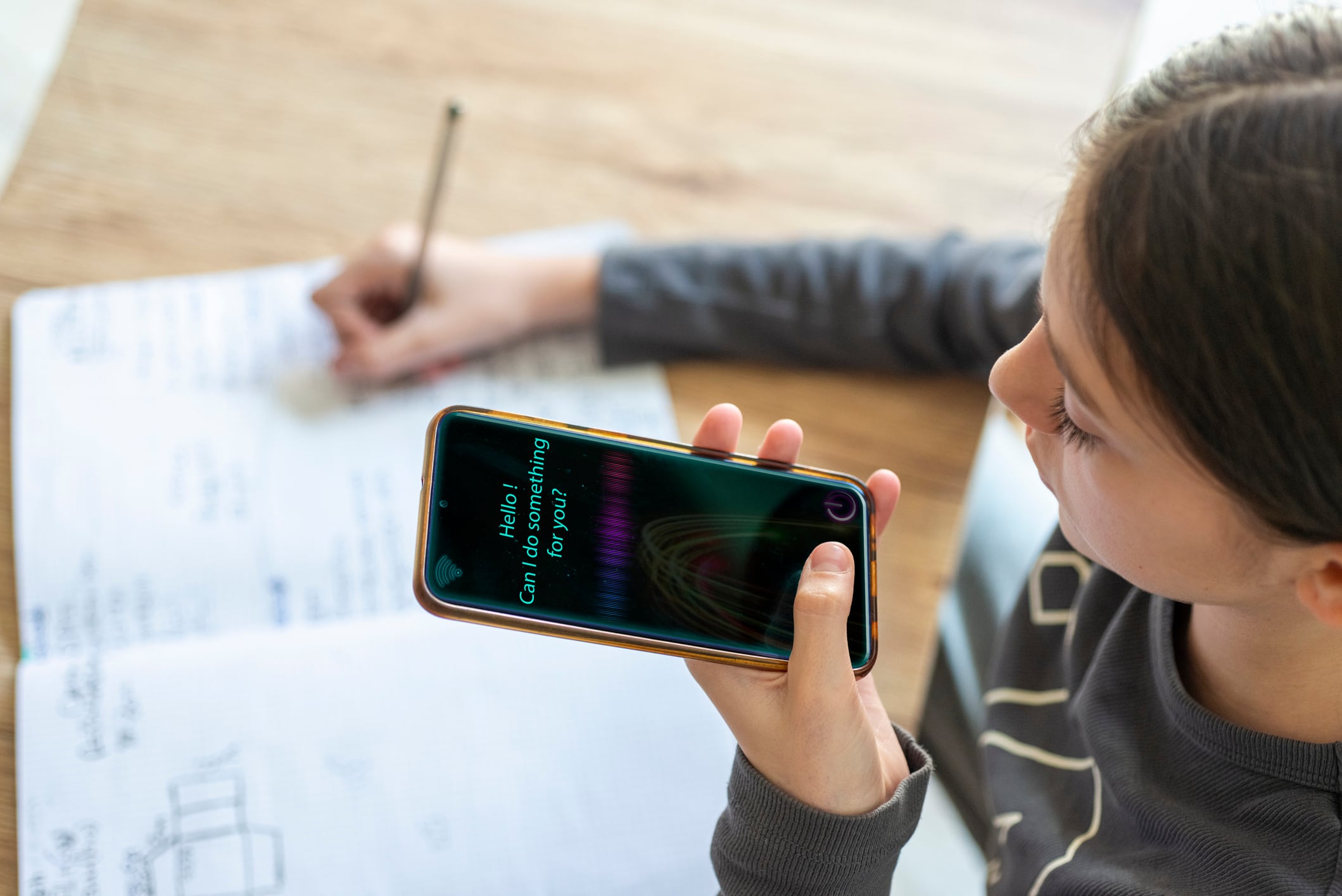 Una joven estudiante emplea la inteligencia artificial para hacer los deberes.