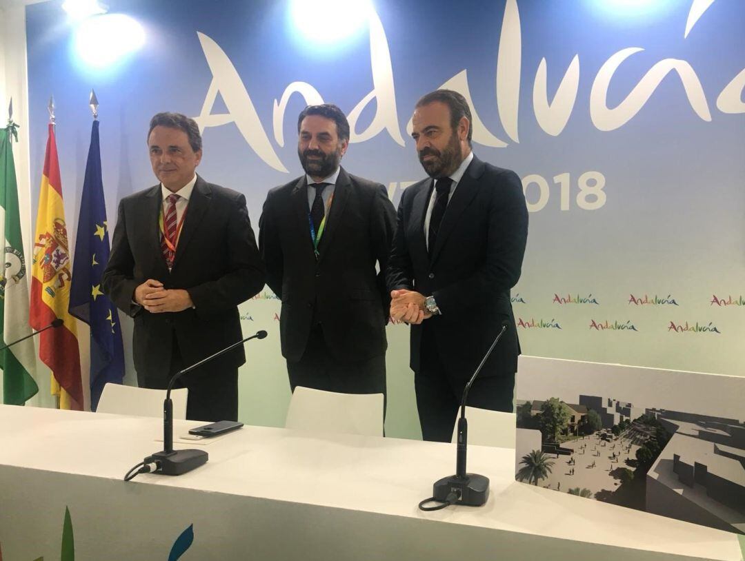 Fernández, con el alcalde de Torremolinos y el CEO de Meliá en la WTM