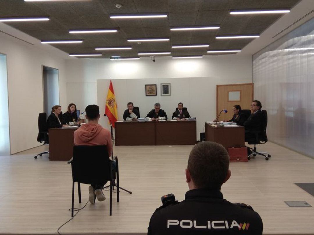 El agresor en el momento del juicio que se celebró en Palencia