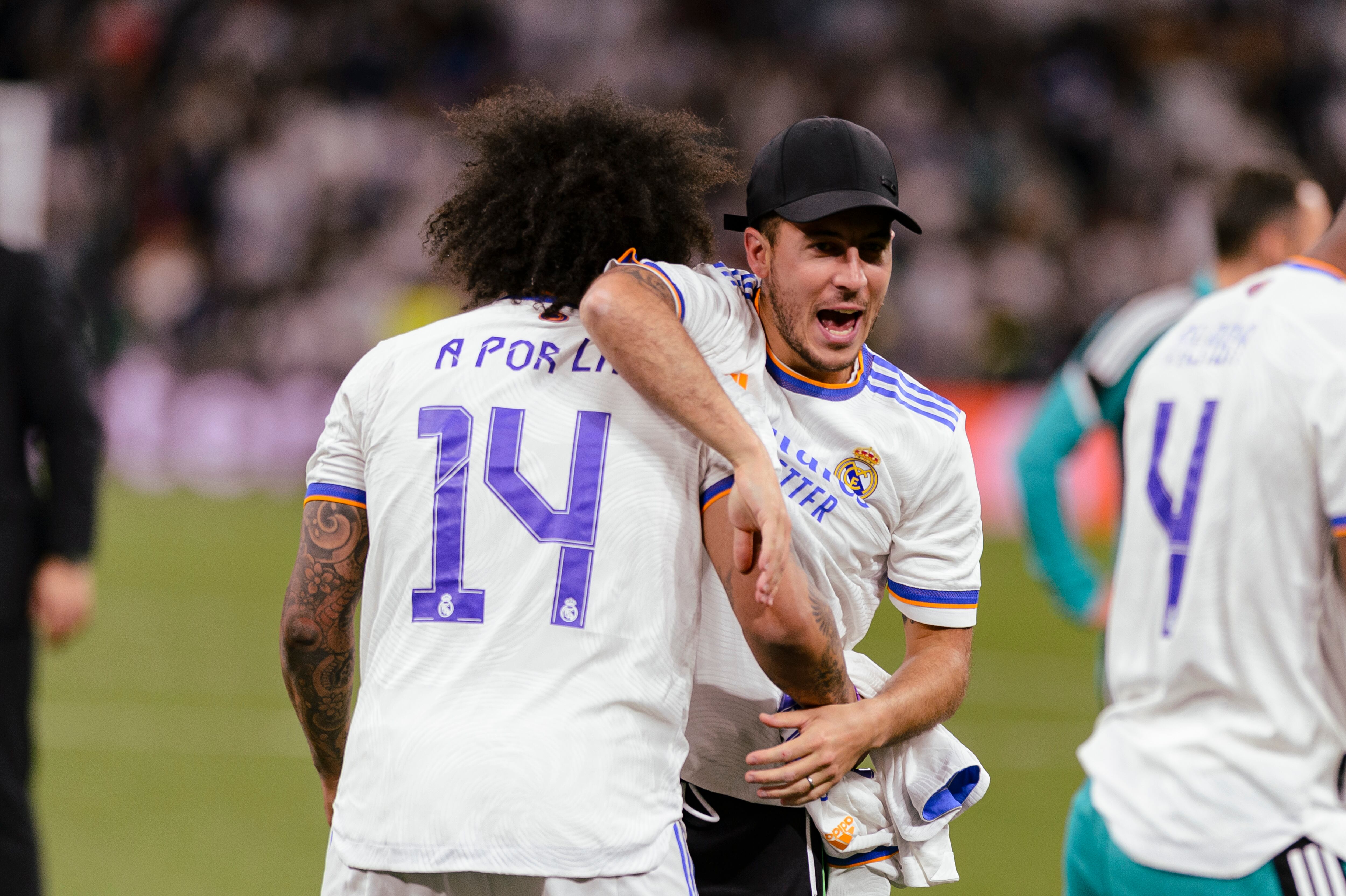 Eden Hazard celebra con Marcelo la consecución del título de Liga