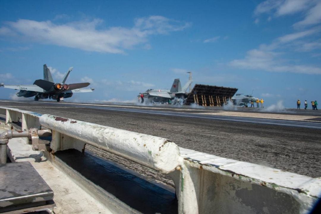 Cazas norteamericanos despegando del portaviones USS Dwight D. Eisenhower.