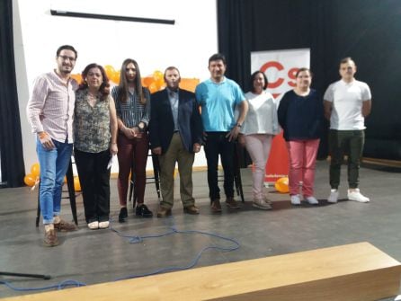 Miembros de la candidatura, y famniliar, asistentes al acto