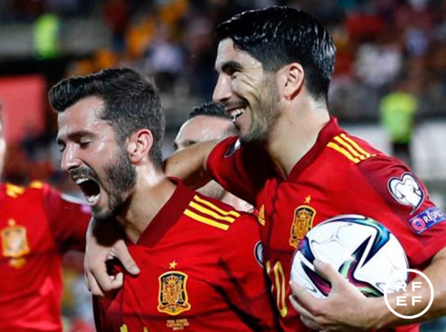 Gayà celebra un gol con Soler, durante un partido de la Selección.