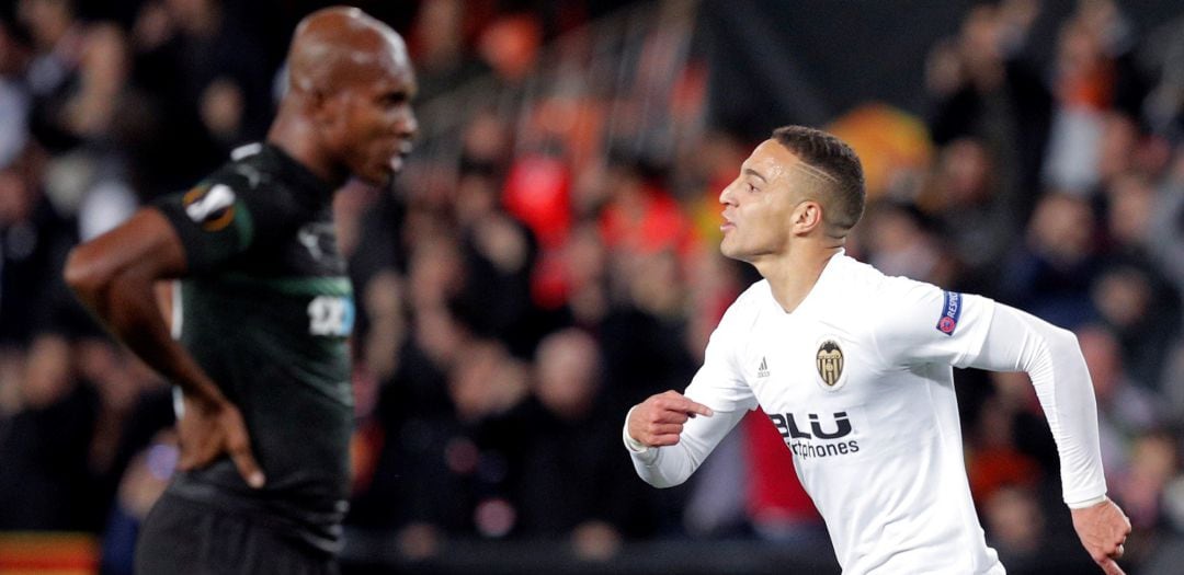 Rodrigo celebra un gol en Mestalla