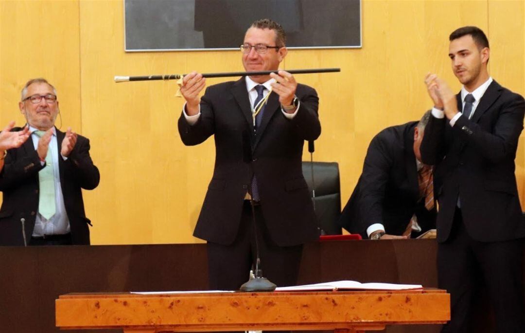 El popular Toni Pérez con el bastón de mando tras ser elegido como alcalde de Benidorm